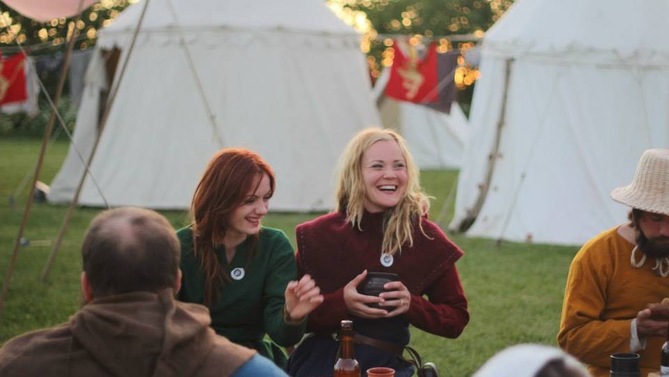 to kvinnelige medlemmer av bispeliden ler under kveldsbanketten på hamar middelalderfestival