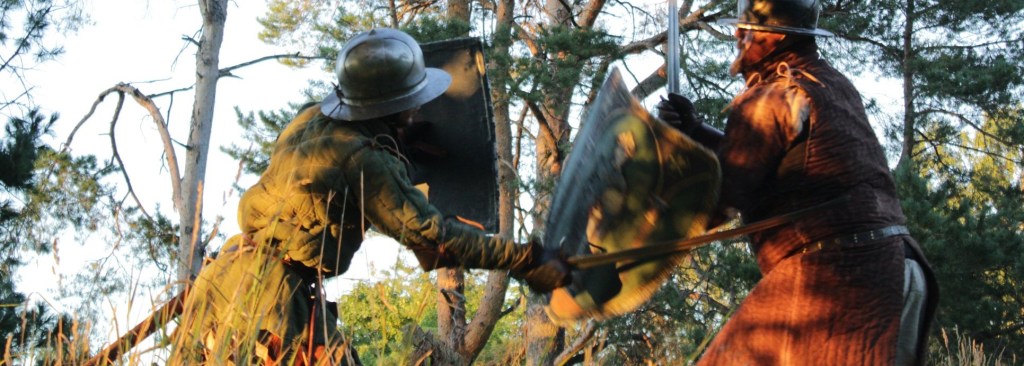 to av bispelidens medlemmer duellerer med sverd og skjold